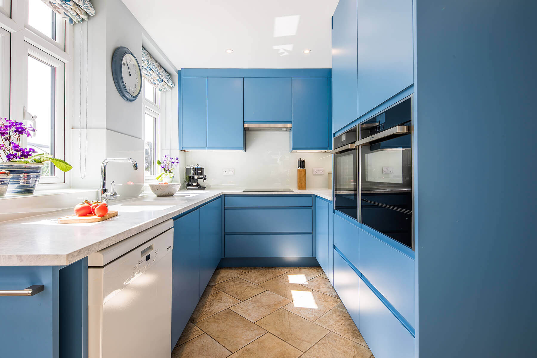 رنگ آبی در دکوراسیون آشپزخانه و بررسی 10 کابینت با ترکیب رنگ آبی